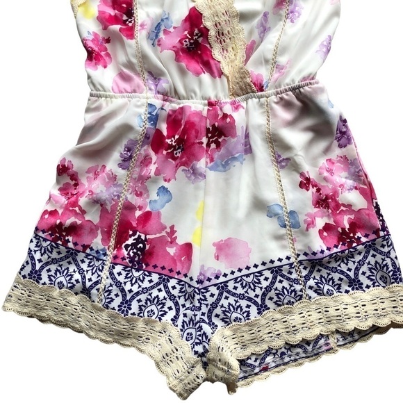 Tea & Cup Los Angeles Floral Backless Romper Medium - Picture 2 of 13